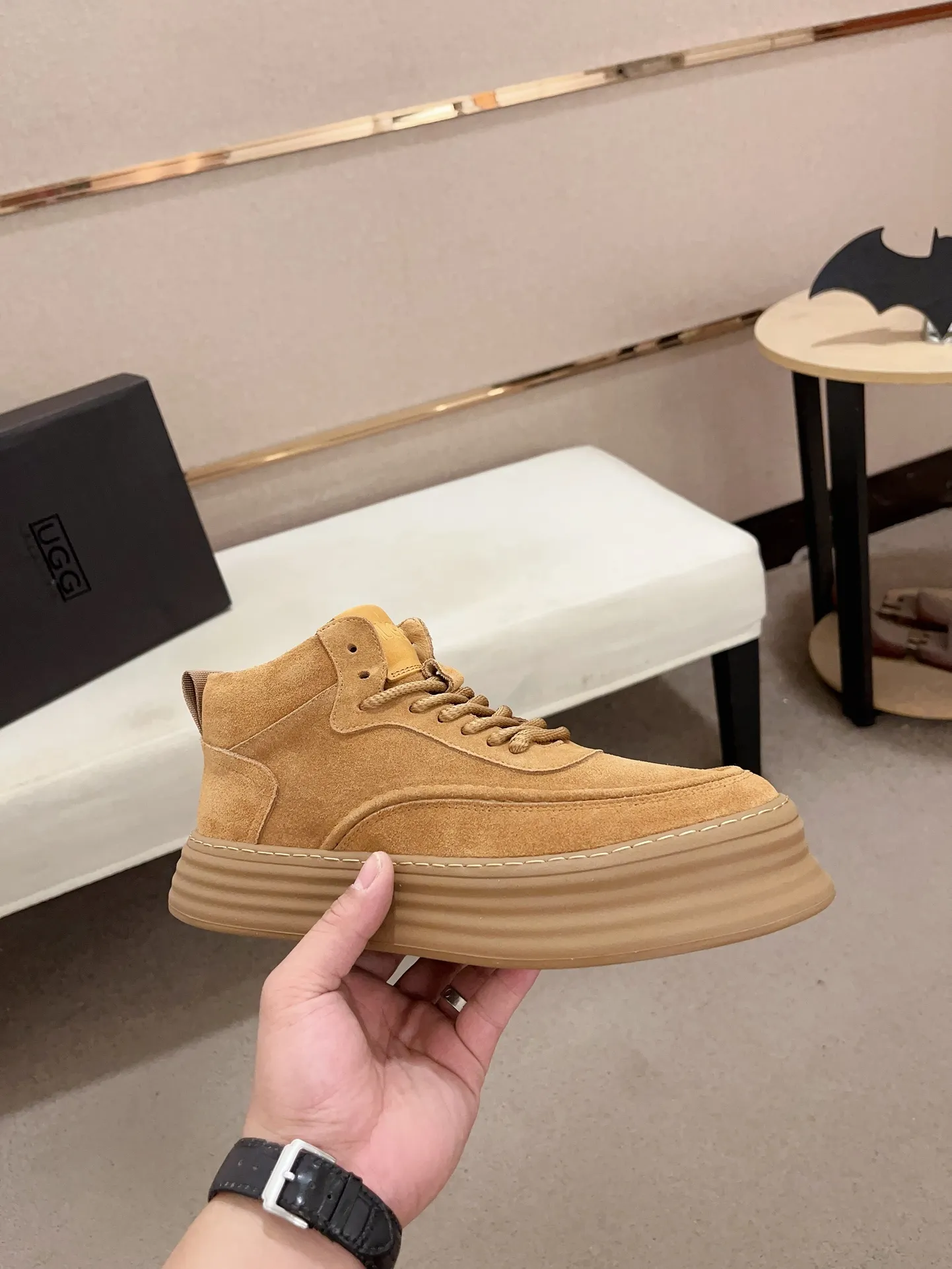 Factory price: 740💰North American men's shoes Ugg ☃️In the special sale of new high-quality men's shoes snow boots in autumn and winter, the nemesis of extreme cold weather! Made of cowhide leather, merino wool lining, and original outsole, whether driving, outdoor or daily wear, there is always one that suits you! Code number 39-44